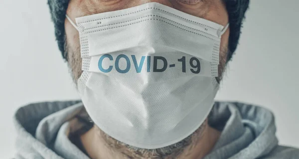 Teks Covid Pada Masker Bedah Putih Meliputi Wajah Pasien Pria — Stok Foto