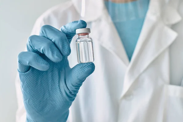 Médico Sosteniendo Vial Vacuna Primer Plano Mano Con Enfoque Selectivo —  Fotos de Stock