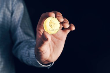 Ethereum 'un kripto para birimini elinde tutan bir işadamı.