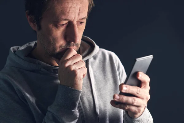 Preoccupato Casual Uomo Mezza Età Guardando Schermo Del Suo Smartphone — Foto Stock