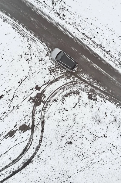 冬季早晨在路上看到的汽车的空中图像 顶部看到的无人驾驶飞机 — 图库照片