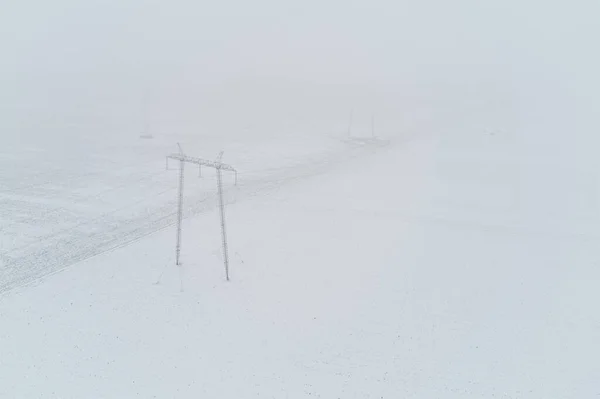 ドローンPovから冬の朝の電気パイロンの空中ビュー — ストック写真