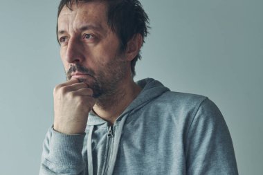 İçgözlem konsepti, kendini analiz eden bir adam, düşünceli beyaz erkek portresi.