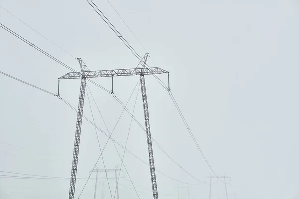 Piloni Elettrici Linee Elettriche Fredda Nebbia Mattina Inverno Composizione Astratta — Foto Stock
