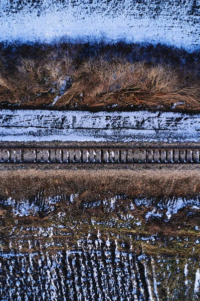 Vista Aérea Férrea Através Campo Inverno Drone Pov Vista Ângulo — Fotografia de Stock