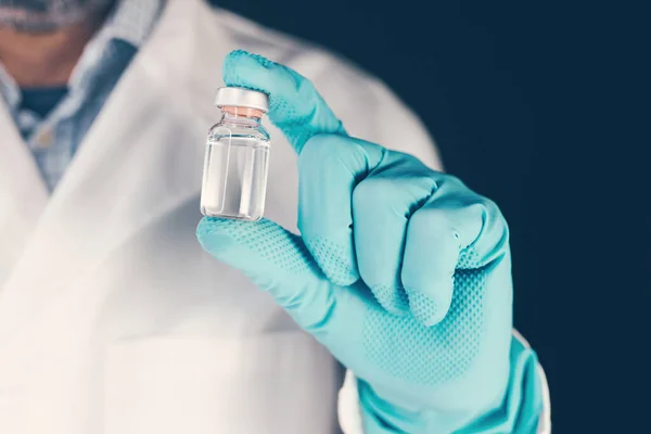 Technik Laboratoryjny Trzymający Ręku Butelkę Szczepionką Zbliżyć Selektywnym Ukierunkowaniem — Zdjęcie stockowe