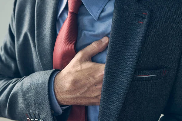 Geschäftsmann Mit Herzinfarkt Brustschmerzen Nahaufnahme — Stockfoto