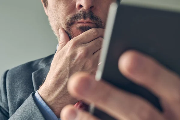 Uomo Affari Preoccupato Guardando Schermo Del Telefono Cellulare Vicino Con — Foto Stock