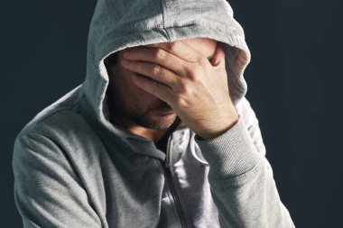 Abreaction konsepti, insanın bastırılmış duygulara neden olan deneyimi tekrar yaşaması, travmatik olayların bilincine varırken yüzünü kapatması.