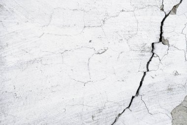 Arkaplan olarak eski çatlamış beton duvar, metin veya grafikler için kopya alanı olarak hasarlı cephe yüzeyi