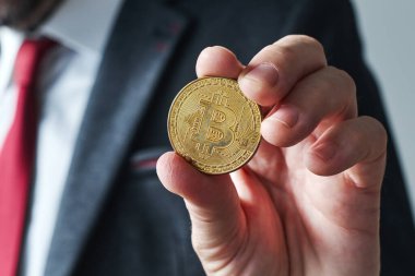 Zarif bir girişimcinin elindeki Bitcoin, seçici bir odaklanma ile kapatın.