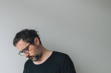 Zihinsel sağlık sorunları konsepti, hayal kırıklığına uğramış orta yaşlı erkek portresi.