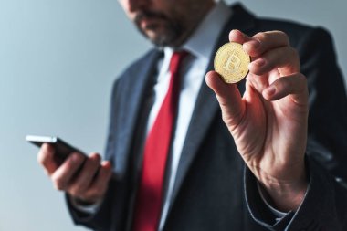 İşadamı Bitcoin madenciliği için cep telefonu uygulaması kullanıyor, seçici odaklanma ile kapatın