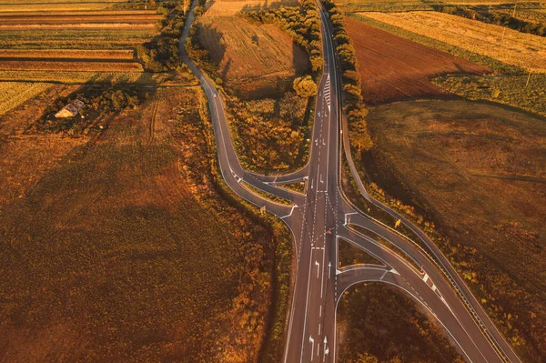 Pojazdy Skrzyżowaniu Dróg Przez Krajobraz Wiejski Drona Pov — Zdjęcie stockowe