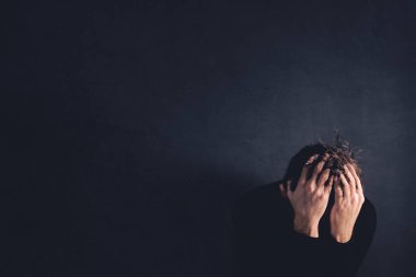 Yas tutma konsepti, üzüntü ve yalnızlık kaybın ardından tecrübe edilen yetişkin beyaz erkek ağlaması.