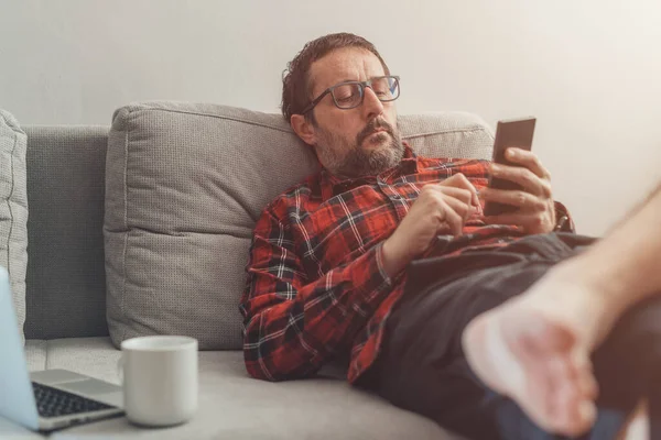 Çıplak Ayaklı Sıradan Bir Adam Evden Çalışırken Cep Telefonuna Ara — Stok fotoğraf