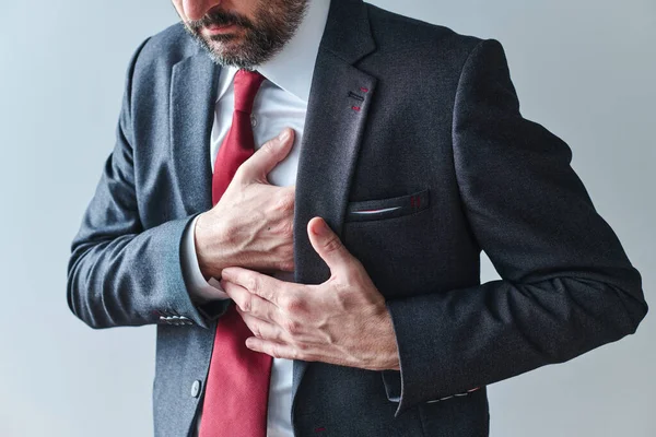 心血管系の問題を持つビジネスマン 心臓発作を持っている大人の男性起業家 彼の手で胸を押す — ストック写真