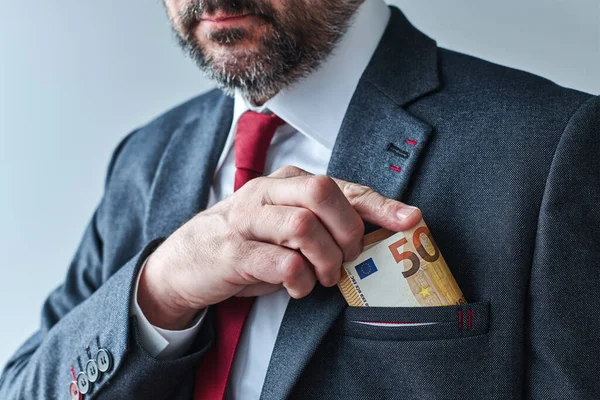 ビジネスマンは彼のスーツポケットにユーロの現金を入れて エレガントな男性のビジネスマンのクローズアップ — ストック写真