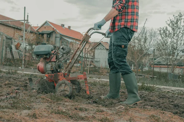 Agriculteur Effectuant Travail Sol Jardin Avec Vieux Cultivateur Moteur Préparant — Photo