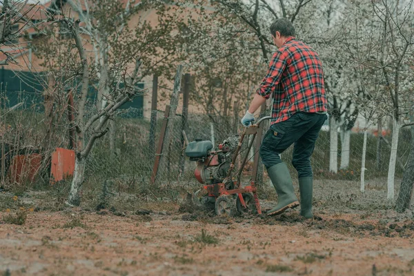 Agricultor Realizando Lavoura Jardim Com Velho Cultivador Motor Preparando Solo — Fotografia de Stock