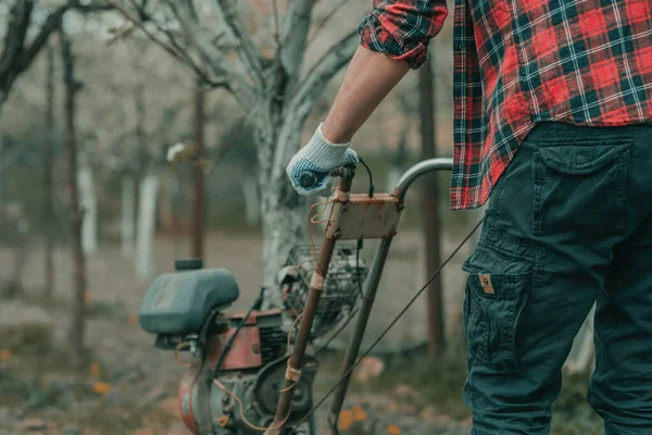 Boer Voert Tuinbouw Met Een Oude Motor Cultivator Voorbereiding Van — Stockfoto