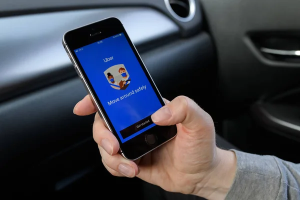 Zrenjanin Serbia エイプリル2 2021 車内にUberアプリ画面を搭載した女性用携帯電話 Uberはアプリベースの交通ネットワークです 挿絵画集 — ストック写真