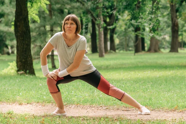 Feminino Corredor Alongamento Músculos Aquecimento Para Exercício Corrida Parque Foco — Fotografia de Stock