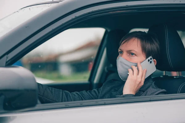 Kobieta Masce Ochronnej Rozmawiająca Przez Telefon Komórkowy Samochodu Podczas Pandemii — Zdjęcie stockowe