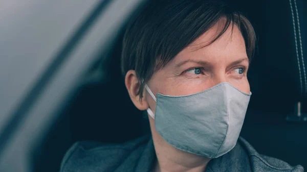 Covid Salgını Sırasında Koruyucu Maskeli Bir Kadın Arabada Bekliyor — Stok fotoğraf