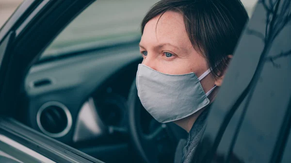 Frau Mit Mundschutz Wartet Während Covid Pandemien Auto Selektiver Fokus — Stockfoto