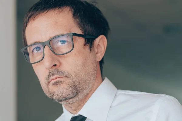 Retrato Headshot Homem Negócios Caucasiano Sério Olhando Para Distância Foco — Fotografia de Stock