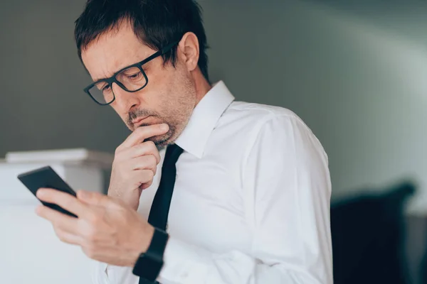 Hombre Negocios Serio Leyendo Mensaje Texto Teléfono Inteligente Cerca Con —  Fotos de Stock