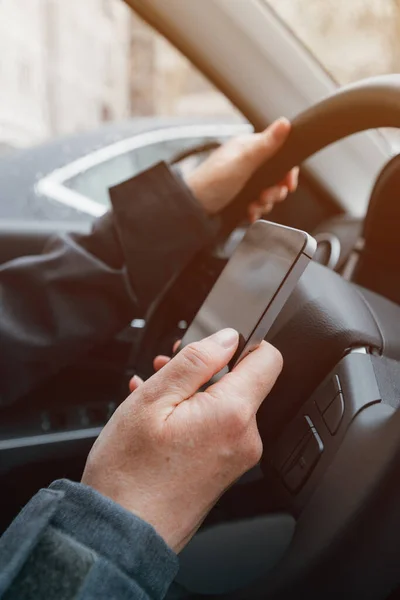 Pagamento Multa Estacionamento Com Telefone Inteligente Móvel Close Com Foco — Fotografia de Stock