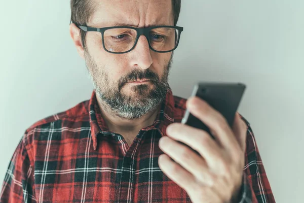 Headshot Portret Van Een Volwassen Man Die Sms Berichten Leest — Stockfoto