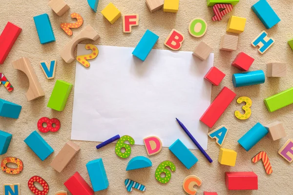 Kindergartenpädagogisches Konzept Mit Flachen Buchstaben Und Zahlen Draufsicht — Stockfoto