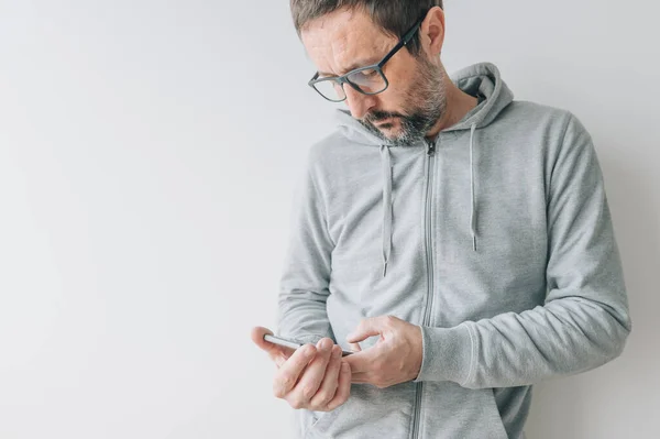 Casual Man Använder Mobiltelefon Lutar Sig Mot Väggen — Stockfoto