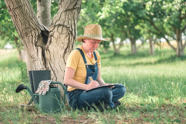 Žena Farmář Psaní Poznámek Schránce Notepad Organickém Anglickém Ořechovém Ovocném — Stock fotografie