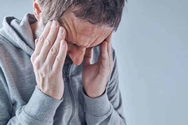 Uomo Adulto Caucasico Con Grave Cefalea Tensione Espressione Facciale Dolorosa — Foto Stock