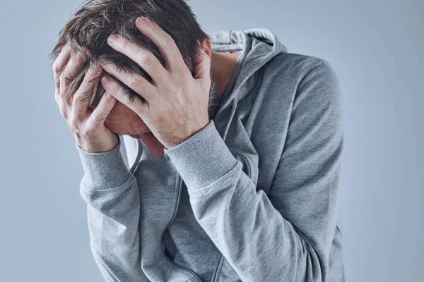 Problemas Saúde Mental Homem Depressivo Perturbado Com Cabeça Nas Mãos — Fotografia de Stock