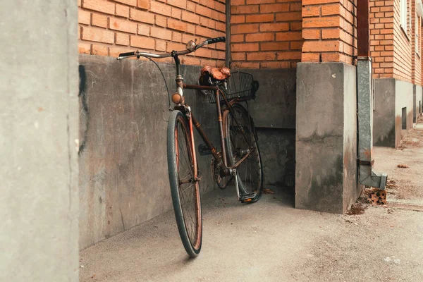 Altes Fahrrad Lehnt Der Hauswand Selektiver Fokus — Stockfoto