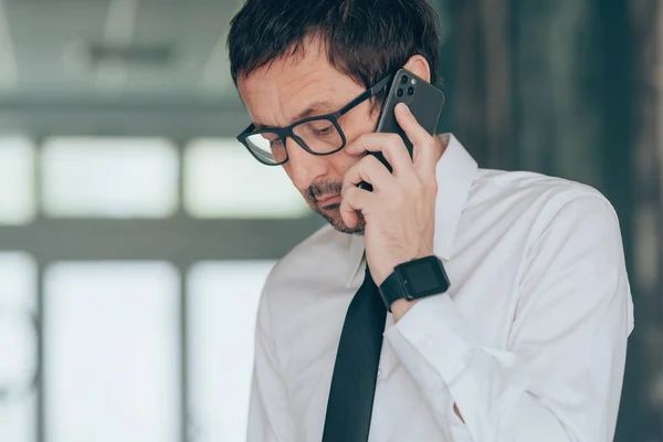 Serieuze Zakenman Gesprek Mobiele Telefoon Kantoor Selectief Focusportret — Stockfoto