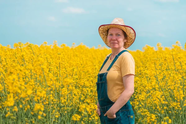 Female Farmer Agronomist Posing Blooming Rapeseed Crops Field Looking Plantation — Stock Photo, Image