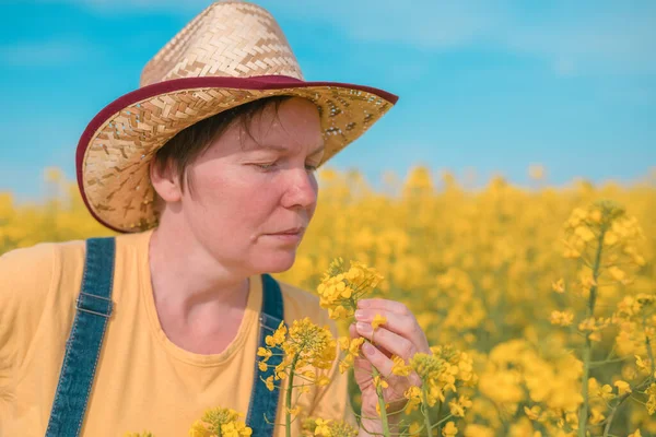 Female Agronomist Checking Development Blooming Rapeseed Crops Field Woman Working — Stock Photo, Image