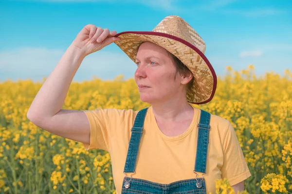 Portrait Female Farmer Agronomist Blooming Rapeseed Crops Field Selective Focus — Stock Photo, Image
