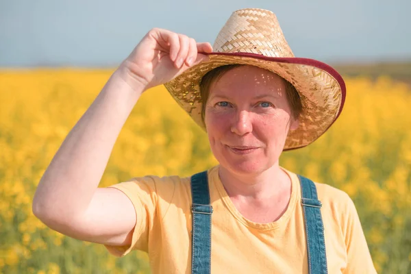 Веселые Счастливые Женщины Фермер Агроном Цветущем Поле Рапсовых Культур Солнечный — стоковое фото