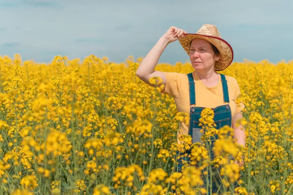 Vrouwelijke Boer Agronomist Poseren Bloeiende Koolzaad Gewassen Veld Kijken Plantage — Stockfoto