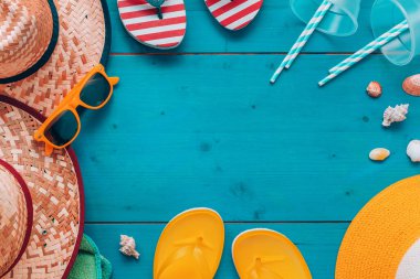 Yaz tatili plaj aksesuarları düz yerde fotokopi alanı ile yatıyordu.