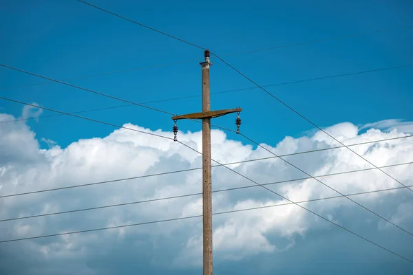Arka Planda Bulutlu Gökyüzüne Bağlı Kablolarla Beton Elektrik Direği — Stok fotoğraf