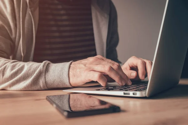 Freiberufler Mit Laptop Heimischen Schreibtisch Nahaufnahme Mit Selektivem Fokus — Stockfoto