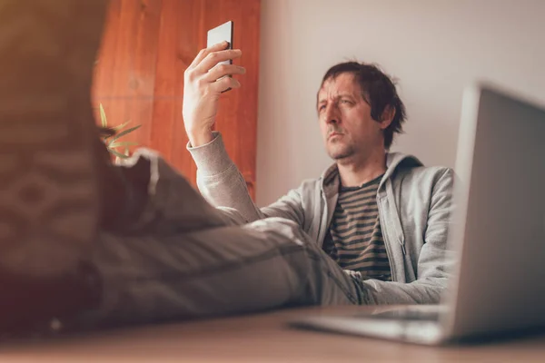 Freelancer Inactivo Haciendo Foto Selfie Con Teléfono Inteligente Oficina Casa —  Fotos de Stock